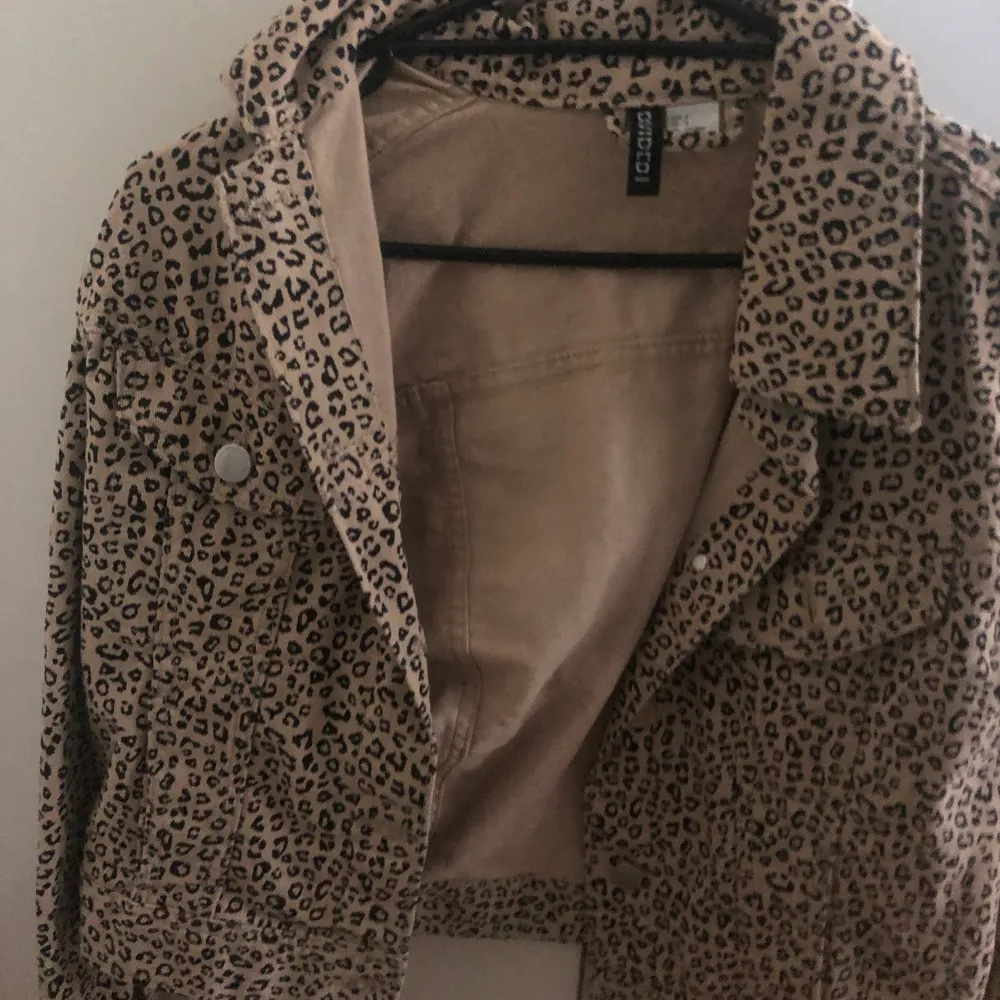 Det här  är en väldigt somrig leopard jacka som har ej använt sen jag köpte den så den är ny🤍 . Tröjor & Koftor.