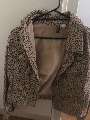 Leopard jacka  - Det här  är en väldigt somrig leopard jacka som har ej använt sen jag köpte den så den är ny🤍 