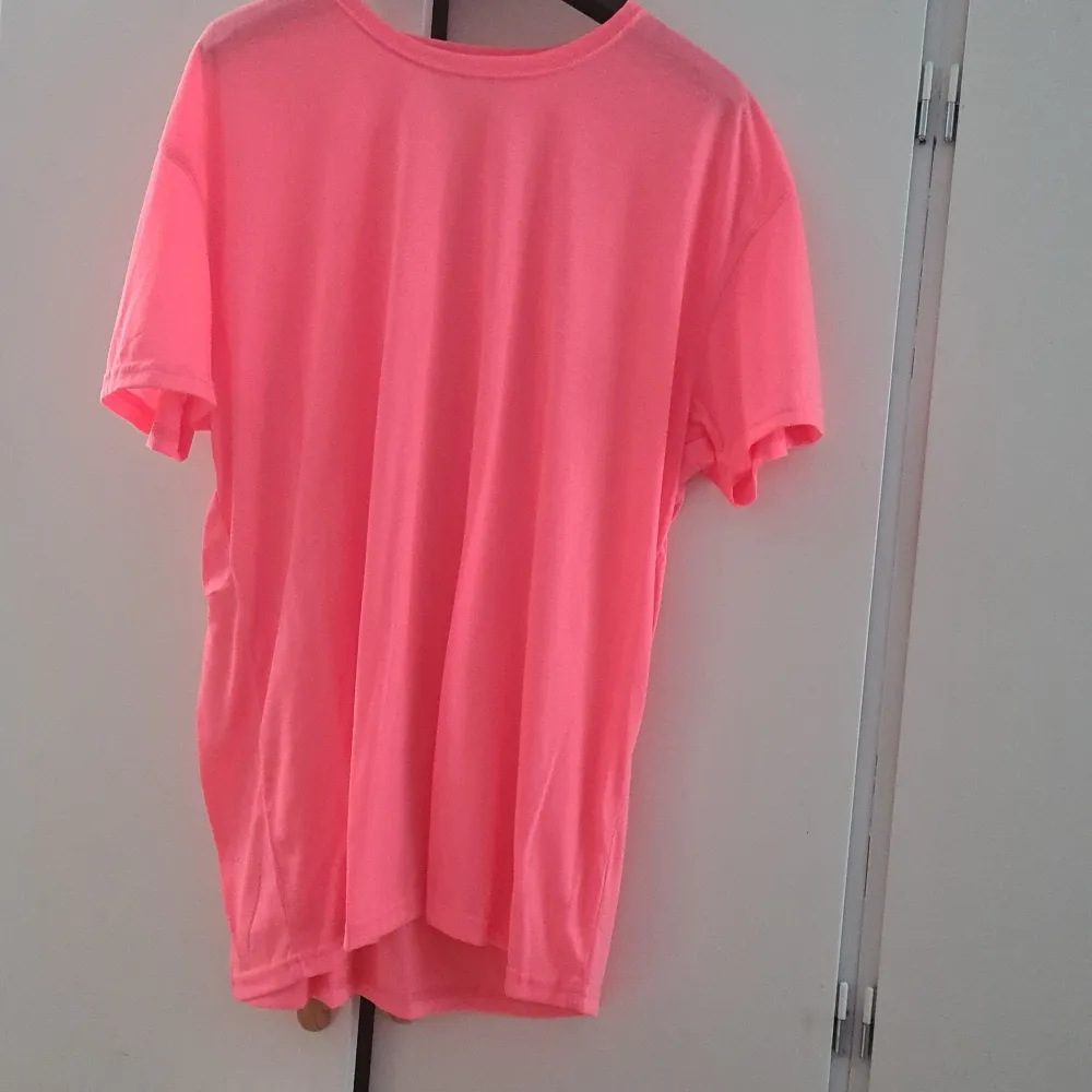 Neonrosa kortärmad t-shirt. Aldrig använd. Helt ny. Strl xxl.. T-shirts.