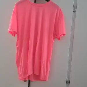 Neonrosa kortärmad t-shirt. Aldrig använd. Helt ny. Strl xxl.