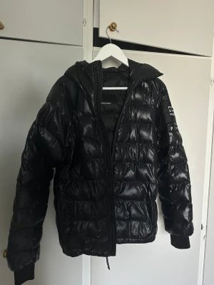 PEAK PERFORMANCE jacka storlek M - Fin jacka från peak performance i storlek medium. Hämtas i Täby alternativ fraktas på kundens bekostnad. Pris kan såklart diskuteras och fler bilder finns om det önskas :)  Kontakta mig på: 0707307633
