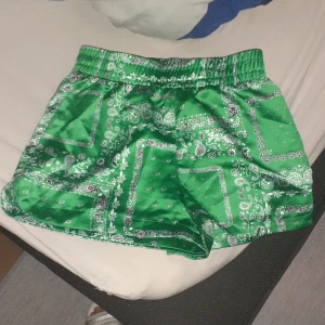 Sidenshorts - Jätte sköna sidenshorts från newyorker. Har ett par svarta som jag älskar men gillar inte riktigt grön fast mönstret är gelt awsome.