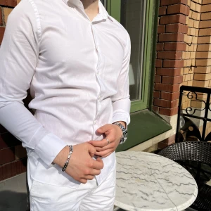 Vit Skjorta J.Lindeberg Slim Fit (Stl. 40) - Otroligt fin vit skjorta i slim fit från J.Lindeberg. Perfekt för midsommar och andra tillställningar under sommaren. Har tyvärr vuxit ur den men den är i perfekt skick. Nypris 699 kr.