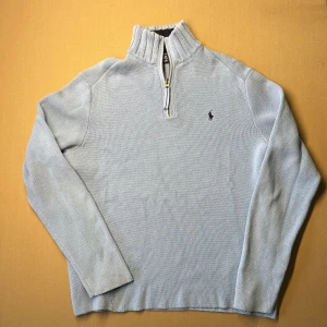 Ralph Lauren halfzip - Riktigt nice vintage ljusblå raffe halfzip. Perfa nu mot våren och sommaren. Riktigt nice färg till ett par linnebyxor. Fint skick och storlek M. Fler frågor kontakta gärna!