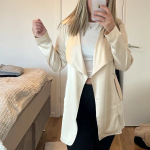 Kappa  - Satin kappa i storlek XS.