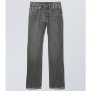 Weekday jeans - Supersnygga gråa jeans med bruna kontrastsömmar i rak modell. Från weekday och heter Pin Mid straight jeans. I storleken 27x34 och jag är 170. Bra i längden men som en xs annars. Bara använt dem tre ggr så är i mycket bra skick. Köpta för 590.