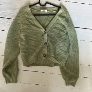 Monki stickad kofta - Grön Monki kofta i väldigt bra skick (knappt använd) Original pris: 299kr