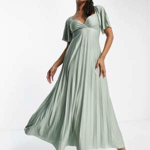Helt OANVÄND plisserad mintgrön klänning som är mycket ljusare i verkligeheten. Klänningen är hellång och passar mig som är 170 cm. 