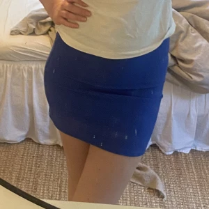 Kjol - Säljer denna blåa kjol från Monki som inte använts så mycket 