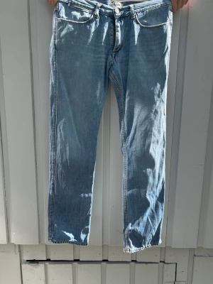 Acne jeans - Riktigt sjyssta acne jeans i storlek 34,32  Använda men inga hål!   Vid frågor om bilder eller annat tveka inte att höra av er. Svarar relativt fort!