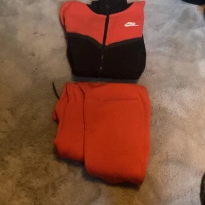 Nike tech fleece röd och svart hela kittet - Ny skick äkta har typ använda dom 5 gånger