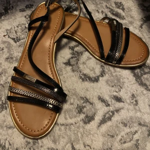 Sandaler - Fina sandaler från Les Tropeziennes. Svart och guld. Bara provade  Mycket fint skick