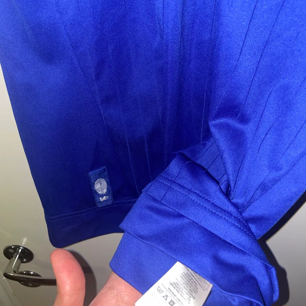 Chelsea fotbollströja Hazard på baksidan nummer 10 Blå Forboll   Storlek: S Skick: 8/10  Säljs då jag tömmer garderoben och växt ut av dessa.. T-shirts.