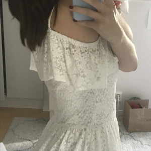 Vit sommarklänning - Vit spetsklänning med volang och innerkjol! Den är xs men den passar på mig som bär s 🫶Den är från Kappahl.