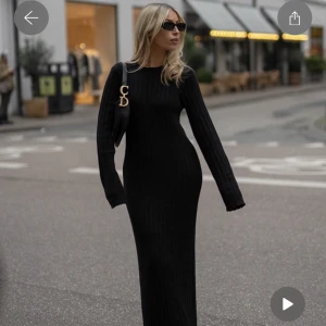 Stickad maxiklänning - Stickad maxiklänning från Georgina Lennons kollektion på NA-KD i storlek S, slutsåld på hemsidan Säljer då den endast kommit till användning 2 gånger💕