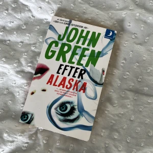 Efter Alaska - En bok av John Green, new york times bestseller ”Looking for Alaska” på svenska. I perfekt skick, ryggraden på boken också perfekt. Jätte bra bok men har den redan på engelska!🫶🏻skriv för frakt pris o mer info!
