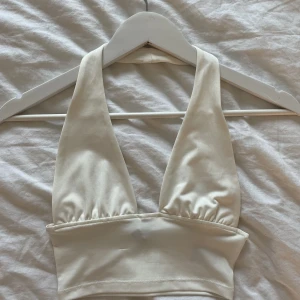 Vit Sommar topp  - Supersöt sommar topp/linne, fråga gärna om fler bilder om du är intresserad 😇💕
