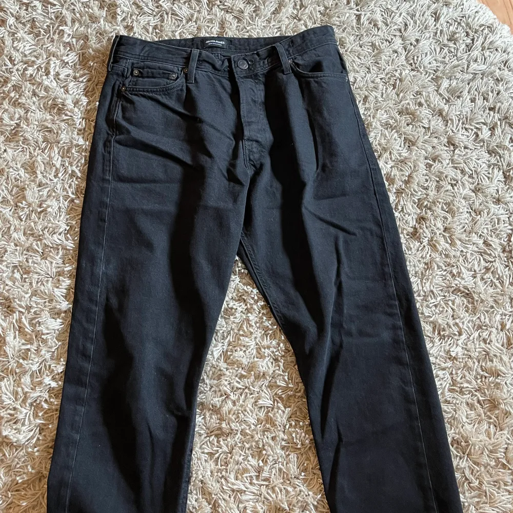 Några svarta Jack & Jones jeans som ja aldrig använt de skrynkliga för de legat o garderoben och orka it stryka dem så de my bad . Jeans & Byxor.