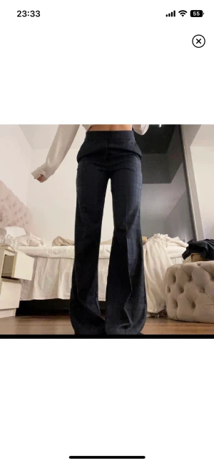 Kostymbyxor zara - Säljer mina kostymbyxor ifrån zara i storlek 34, de är uppsydda längst ner och skulle passa nån som är can 170cm och neråt