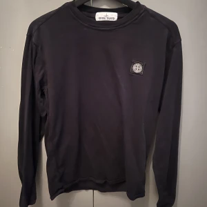 Stone Island tröja - Stone island tunnare tröja. Bra skick på den.  Pris kan diskuteras. Hör av er ni har frågor eller vill ha fler bilder :) 
