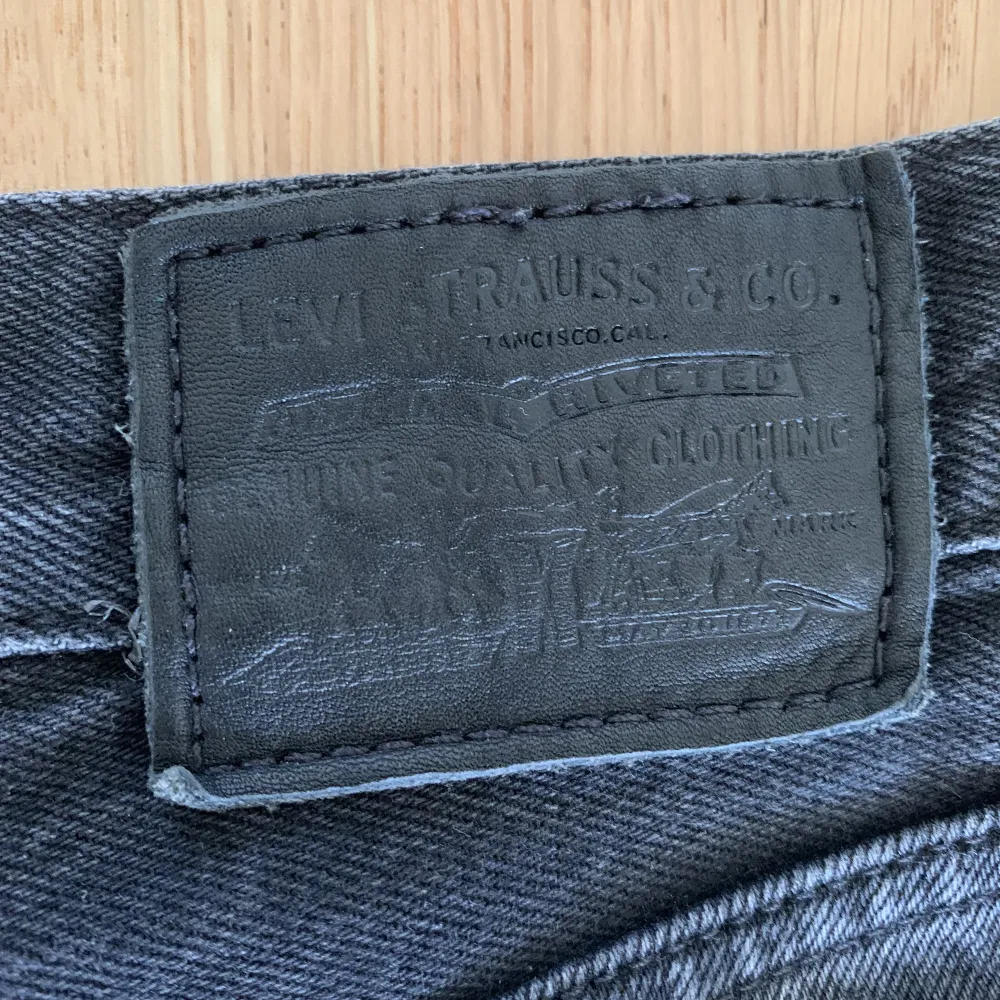 Väldigt bekväma byxor. I helt okej skick, lite slitningar på märket där bak men annars i väldigt fint skick.  Modellen är lång i benen och väldigt stretchiga.  . Jeans & Byxor.