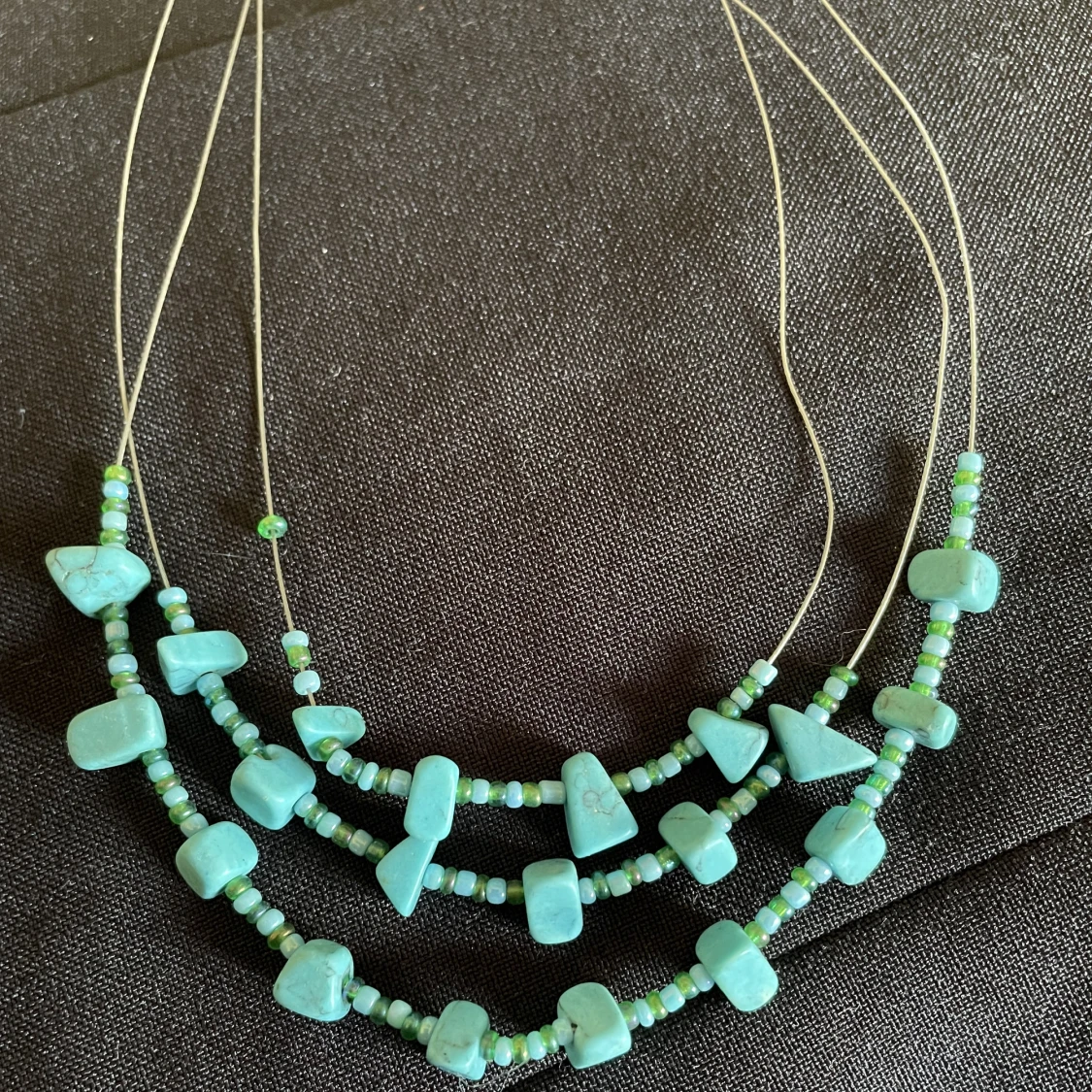 Halsband turkosa stenar 