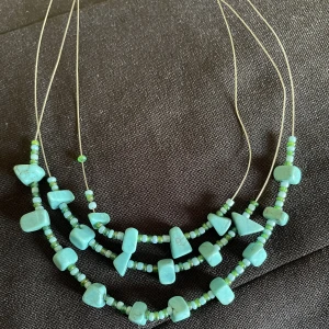 Halsband turkosa stenar  - Halsband med turkosa stenar och pärlor. Bra skick. Fler bilder kan tas vid intresse, skriv om du har frågor!