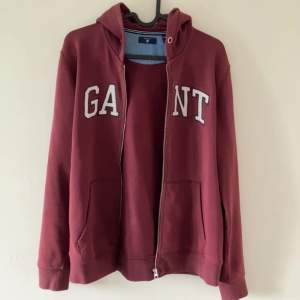 Gant zip hoodie i fint skick (lite slitage på höger armbåge annars i fint skick). Storlek 170. Går att diskutera priset 
