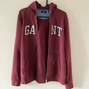Gant tröja - Gant zip hoodie i fint skick (lite slitage på höger armbåge annars i fint skick). Storlek 170. Går att diskutera priset 