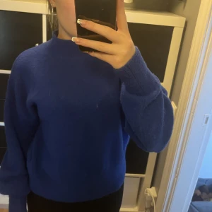 Tröja från & other stories - Blå tröja från & other stories. Bra kvalitet. Köparen står för frakten💗💗