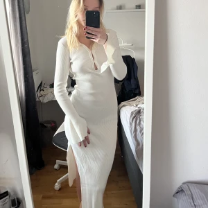 Vit klänning - Superfin klänning från NA-KD. Den är i väldigt bra skick då den bara kommit till användning en gång. Superskön och passar bra till sommaren. 🥰nypriset är 549 kr, kan tänka mig att gå ner lite i pris vid snabb affär  