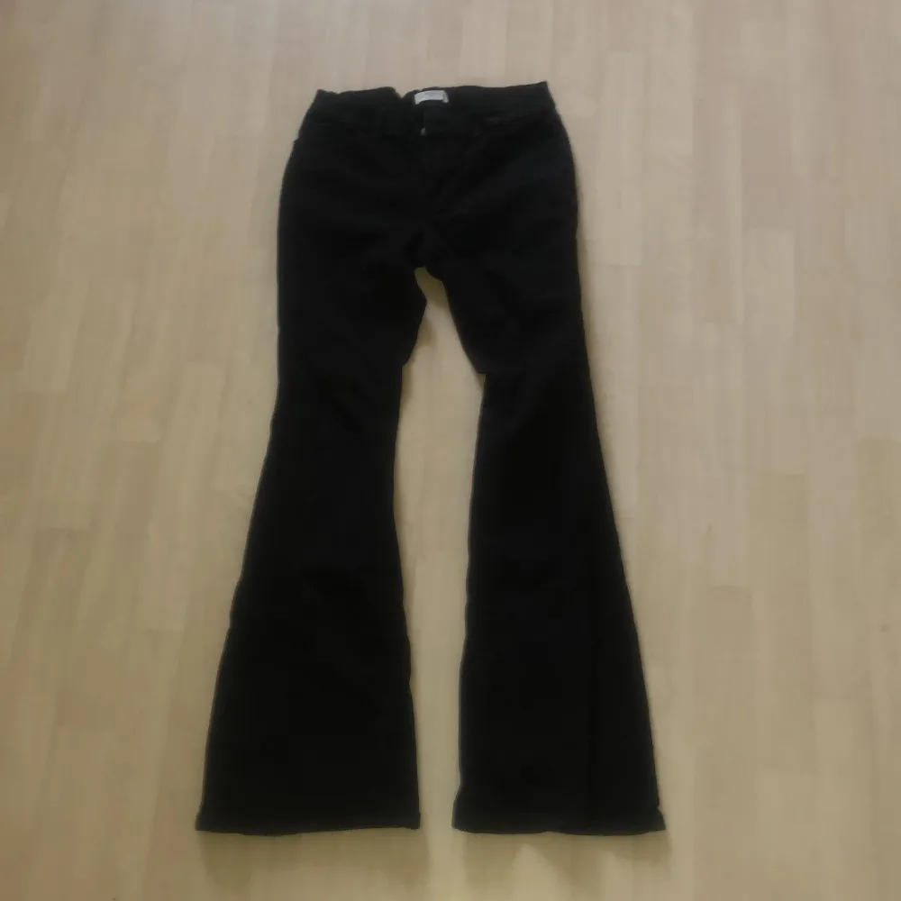 Knappt använda jeans väldigt fint skick .storlek 158 , kan skickas köpare står för frakten . Jeans & Byxor.