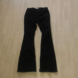 Knappt använda jeans väldigt fint skick .storlek 158 , kan skickas köpare står för frakten 