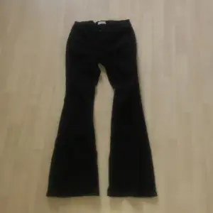 Knappt använda jeans väldigt fint skick .storlek 158 , kan skickas köpare står för frakten 