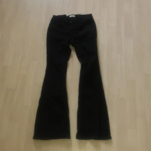 Jeans vida  - Knappt använda jeans väldigt fint skick .storlek 158 , kan skickas köpare står för frakten 