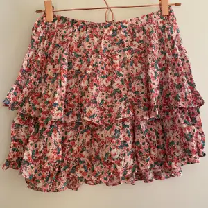 Fin blommig Zara kjol med shorts under. Använt få gånger.