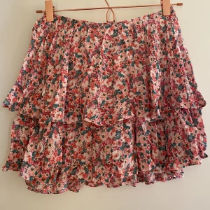 Blommig Zara kjol - Fin blommig Zara kjol med shorts under. Använt få gånger.