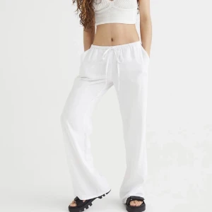 Vita linnebyxor  - Säljer dessa vita linnebyxor ifrån H&M i storlek S, helt slutsålda🫶🏼 helt nya med alla lappar kvar 