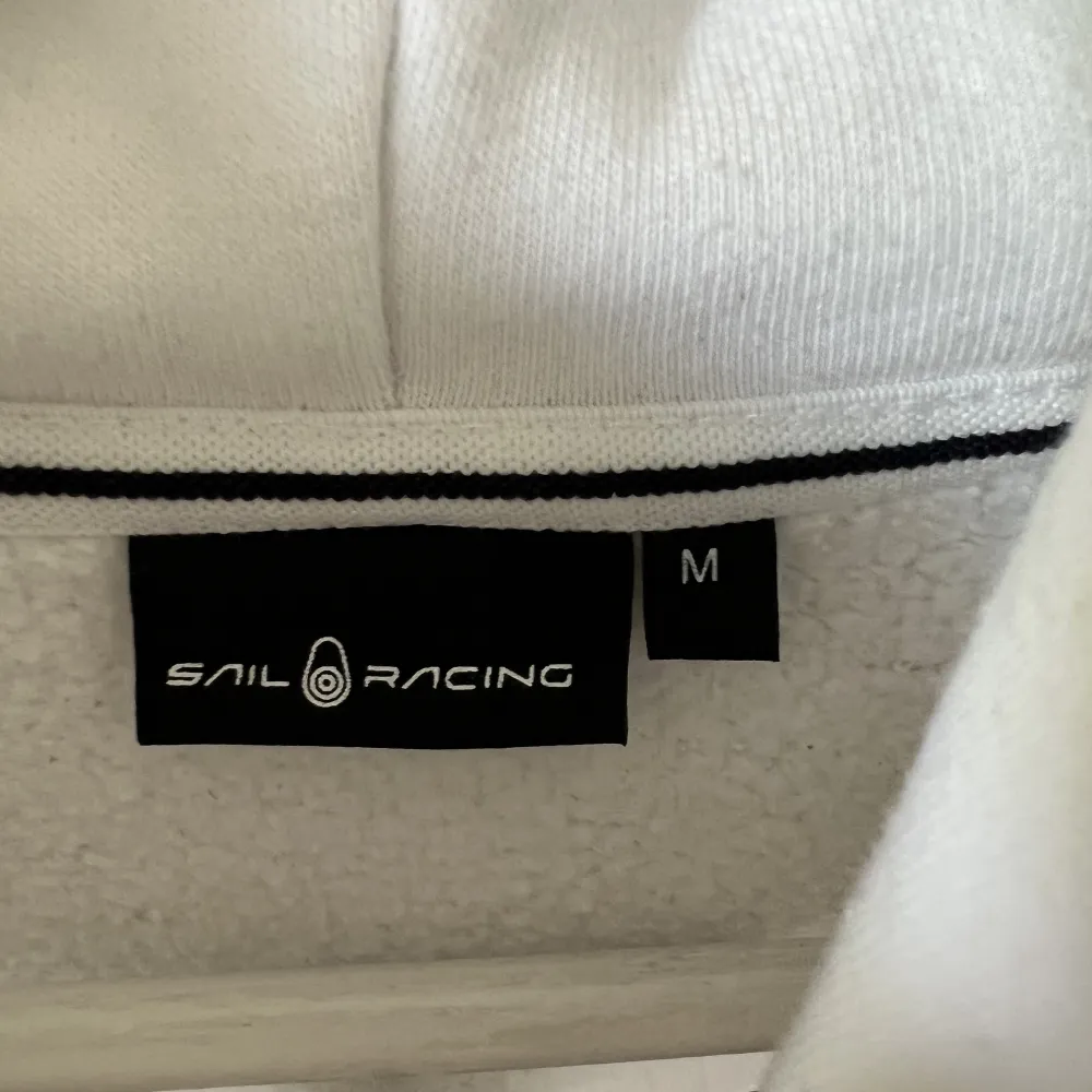 En sail racing hoodie i toppskick säljs pga att den var för liten för mig. Storleken är lite speciell. Den är i Medium men den sitter väldigt smått så skulle säga Small. Hoodies.