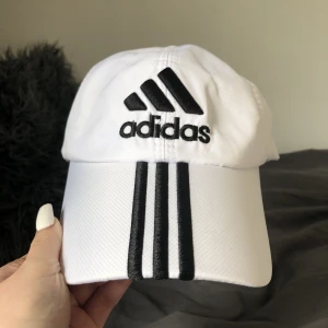 Adidas keps  - Säljer den här vita fake adidas kepsen. Bra skick. Aldrig använt! Säljer då jag inte använder kepsar😋