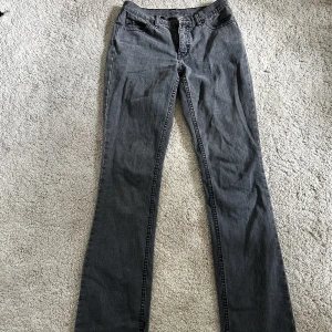 Jeans  - Lågmdjade bootcutjeans köpta second hand. Har klippt en egen slits och därför säljer jag de billigare. Passar någon som är 165-168. Skriv om du har någon fråga!💛🫧
