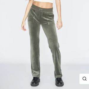 gröna juciy - säljer mina juicy i färgen dark moss, i bra skick, köpta för 1200kr, skriv vid intresse eller frågor!! kan gå ner i pris