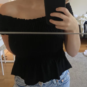offshoulder topp - jättefin offshoulder topp ifrån gina! säljer då den inte används längre.  (köpare står för frakten) 🚚