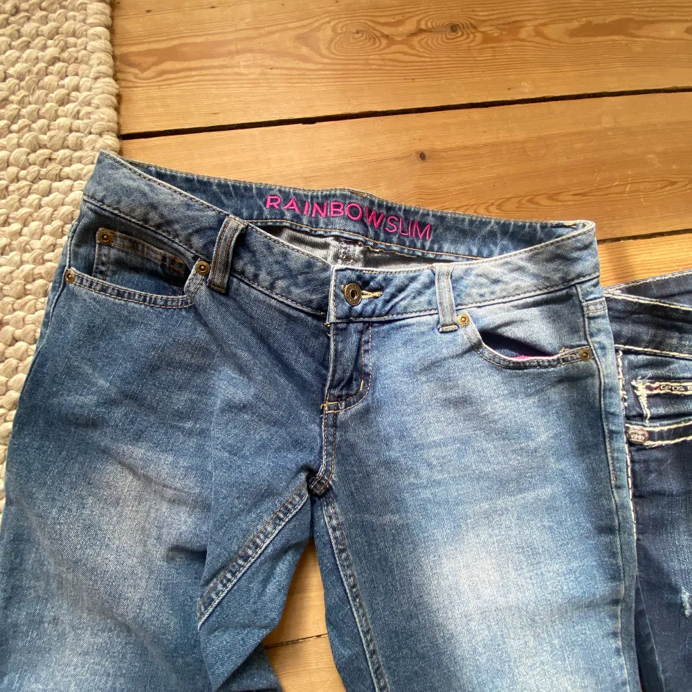 Super snygga lågmidjade jeans som tyvärr inte passar mig, köpta second hand. Är inte 💯 på storlek men jag tror det är 25-26/32. Jeans & Byxor.