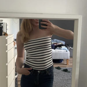 randig tubtopp - oanvänd randig tubtopp från bikbok. slutsåld på hemsidan. 