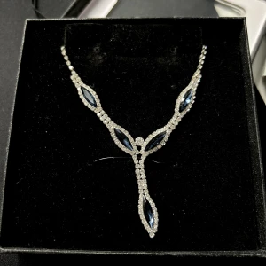 Diamant halsband - Ett fint halsband i väldigt bra skick med lite blåa kristaller, super fint nu till balen! Har aldrig riktigt använts, endast bara prövats någon gång. 