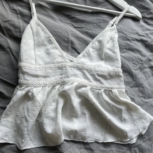 linne från shein  - Säljer dethär jättefina linnet från shein! Det är i storlek xs. Säljer då det tyvärr blivit förlitet💕