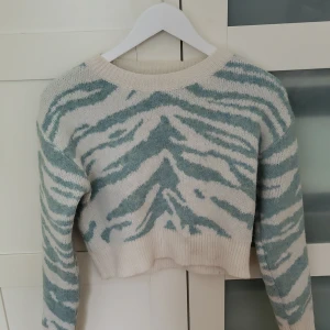 Stickad tröja - Jätte fin använd några gånger. Jätte fin inget har hänt med den den ser inte så använd ut.