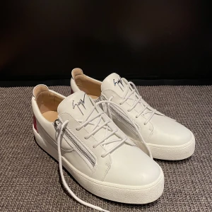 Giuseppe Zanotti Frankie Sneakers - Använda 2 gånger. Jättefint skick. Skolåda, skopåse osv ingår (allt som man fick med när jag köpte skorna)