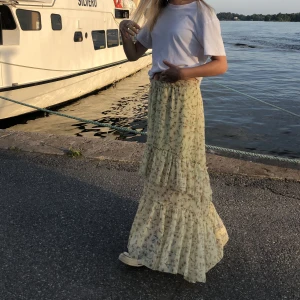 Gul kjol  - Supersöt gul kjol från H&M😊köpt på Plick för något år sedan. En sömn är sönde, men det är ingenting som syns mycket. Fler bilder kan skickas in det önskas!!!